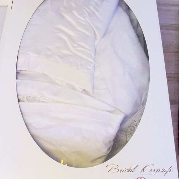 Wedding Dress with Protective Box - Picture 11 of 11